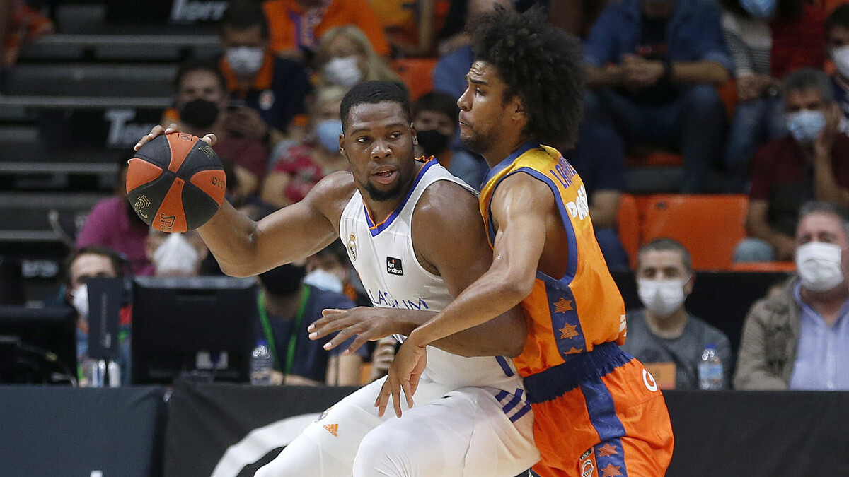 El Real Madrid suma la quinta victoria seguida en la Liga (79-93)