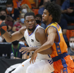 El Real Madrid suma la quinta victoria seguida en la Liga (79-93)