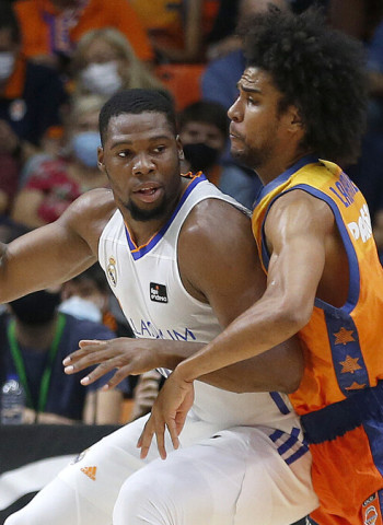 El Real Madrid suma la quinta victoria seguida en la Liga (79-93)