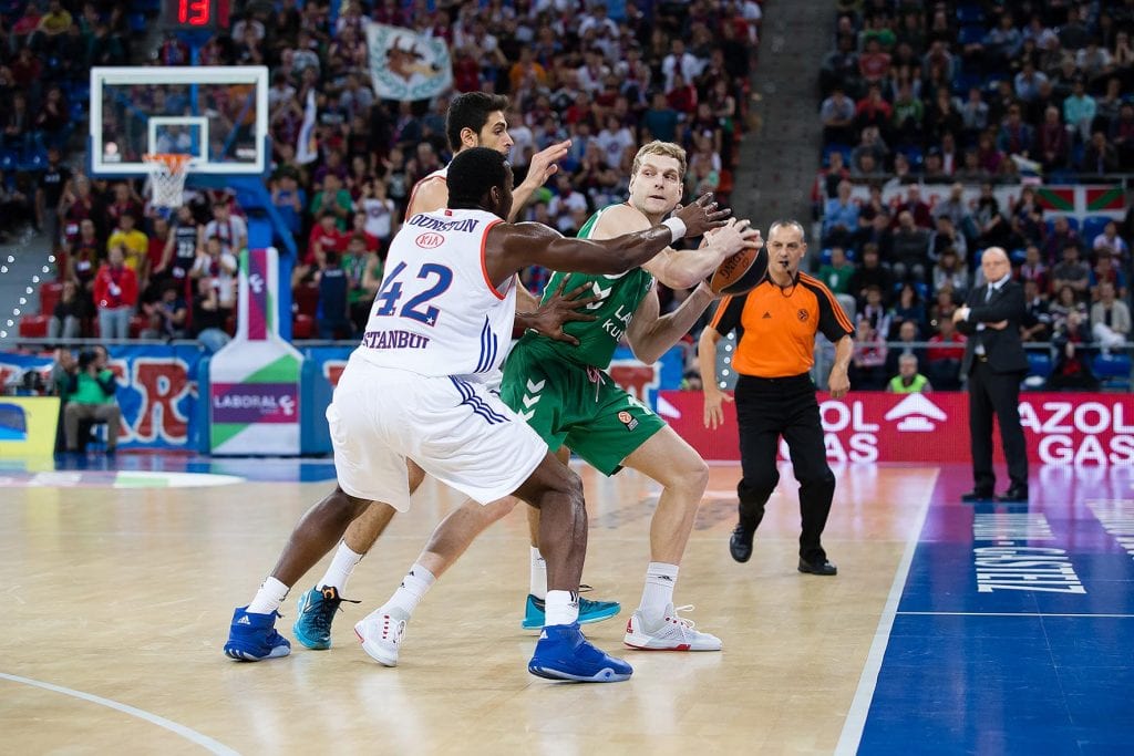 Baskonia y Efes llegan empatados a victorias en el histórico de partidos entre ambos