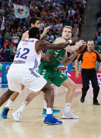 Baskonia y Efes llegan empatados a victorias en el histórico de partidos entre ambos