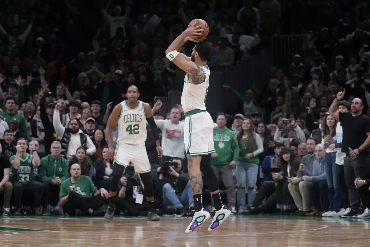 En el duelo de lideres de franquicia, los Celtics ganan en la prórroga