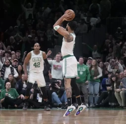 En el duelo de lideres de franquicia, los Celtics ganan en la prórroga