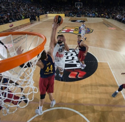 Victoria incontestable del Real Madrid ante un Barcelona desaparecido (63-102)