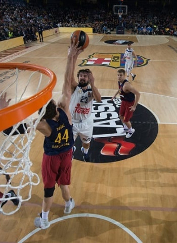 Victoria incontestable del Real Madrid ante un Barcelona desaparecido (63-102)