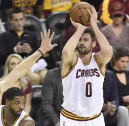Ocho triples en un cuarto, Kevin Love lo hace posible
