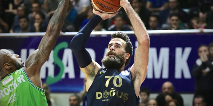Fenerbahce se aupa al liderato y el Milán aprieta, en lo más destacado de la jornada