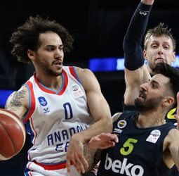 El Anadolu Efes pone el (2-0) en la final turca en un partido de alta tensión