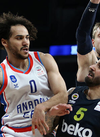 El Anadolu Efes pone el (2-0) en la final turca en un partido de alta tensión