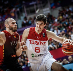 Turquía se clasifica con sufrimiento  (78-65)