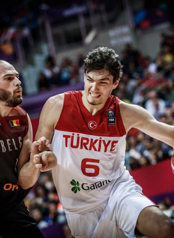 Turquía se clasifica con sufrimiento  (78-65)