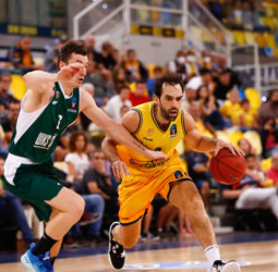 El Gran Canaria sabe esperar su momento para debutar con triunfo en Europa (92-81)