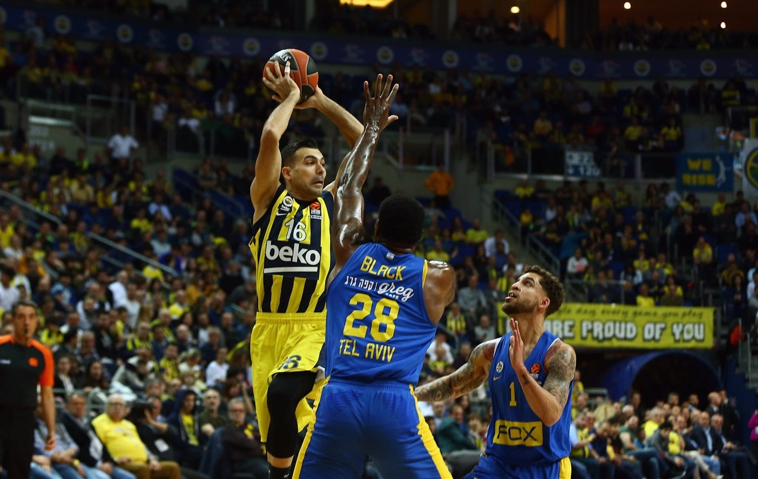 Fenerbahce termina la temporada regular invicto en casa (78-75)