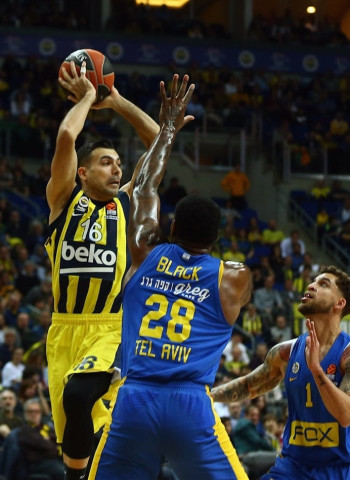 Fenerbahce termina la temporada regular invicto en casa (78-75)