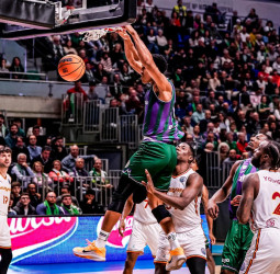 Una remontada eléctrica del Unicaja para hacer soñar al Carpena (97-91)