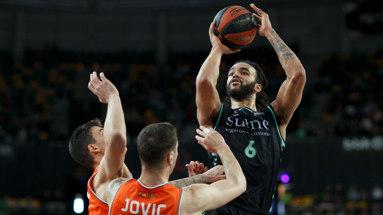 El Surne Bilbao se lleva una gran victoria ante el Valencia Basket, 93-78