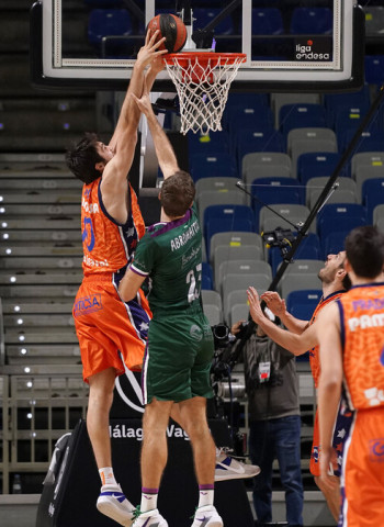 Victoria del Valencia Basket en Málaga para continuar con su buena línea (85-89)