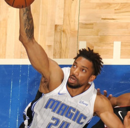 Khem Birch se gana el contrato garantizado