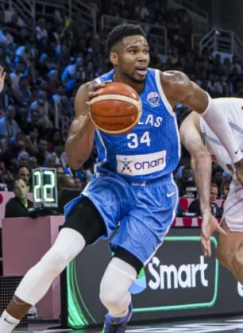 Giannis regresa y Grecia arrasa a Georgia, 94-53