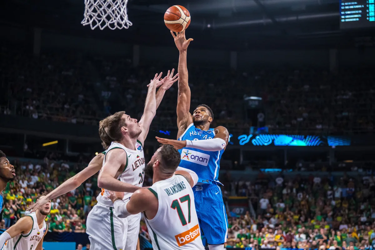 Giannis lidera a Grecia a su primera semifinal en 16 años, 87-76