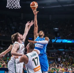 Giannis lidera a Grecia a su primera semifinal en 16 años, 87-76