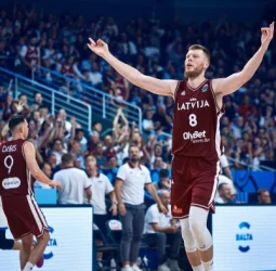 Letonia iguala su récord histórico de anotación en EuroBasket con un festival ante Chequia, 109-75