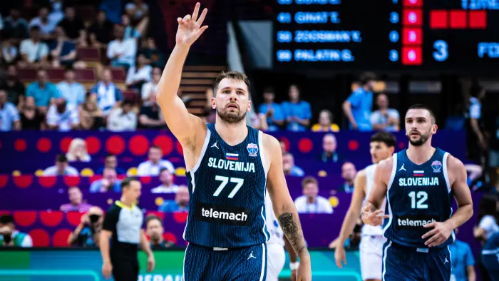 Doncic roza el triple-doble y guía a Eslovenia al triunfo, 106-96