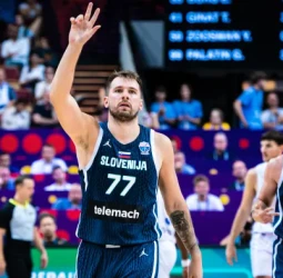 Doncic roza el triple-doble y guía a Eslovenia al triunfo, 106-96