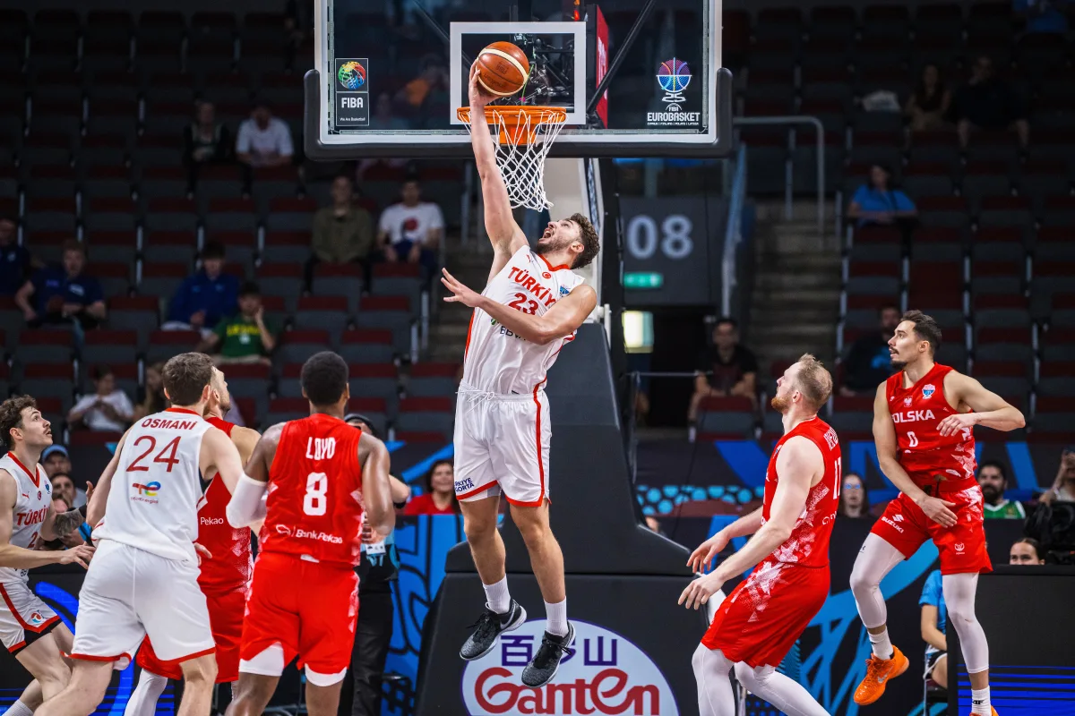 Sengun guía a Turquía a una semifinal histórica con un triple-doble, 91-77