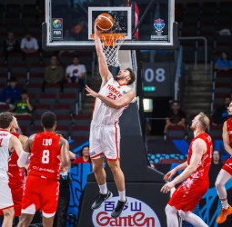 Sengun guía a Turquía a una semifinal histórica con un triple-doble, 91-77
