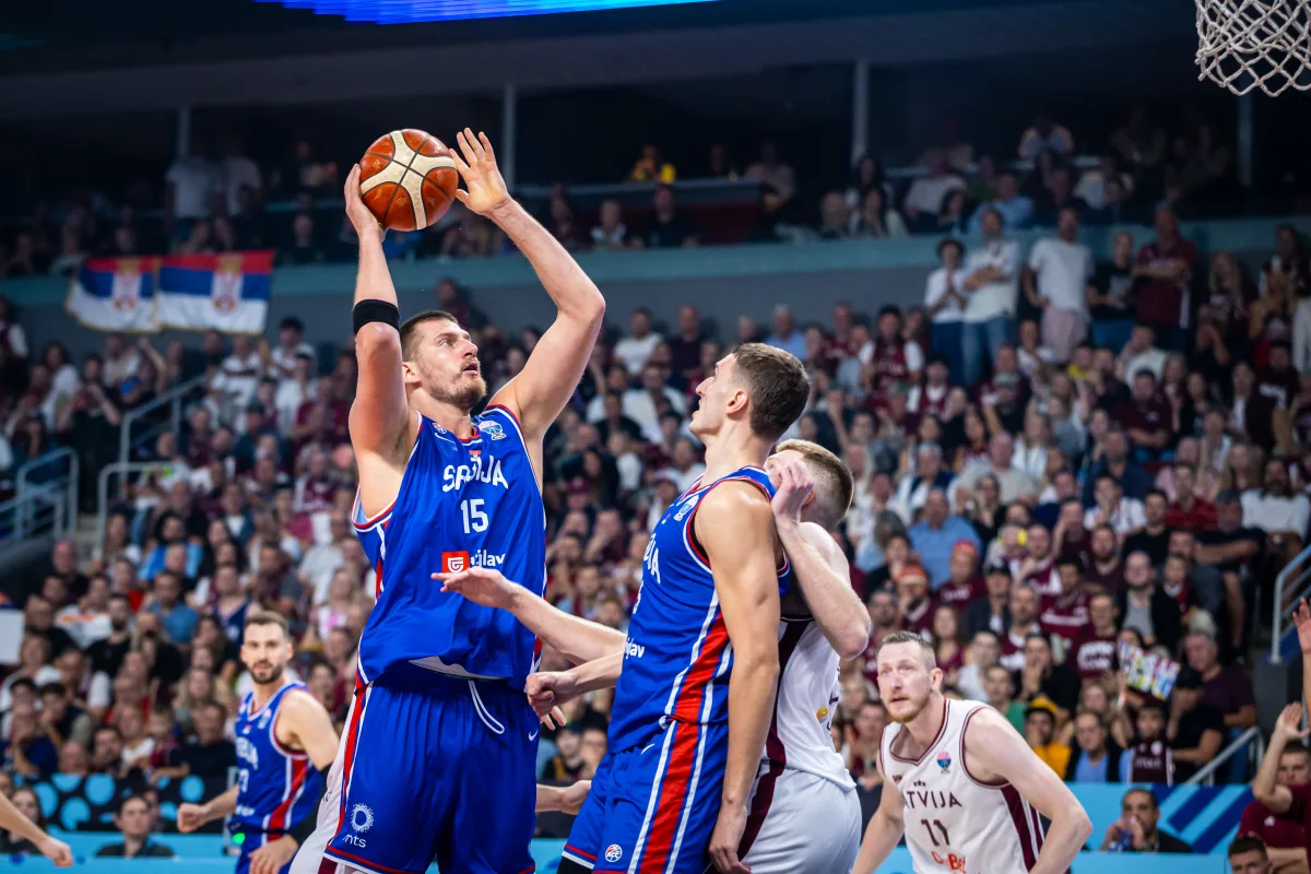 Jokic firma su récord con Serbia y sella el pase a octavos, 84-80