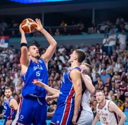 Jokic firma su récord con Serbia y sella el pase a octavos, 84-80
