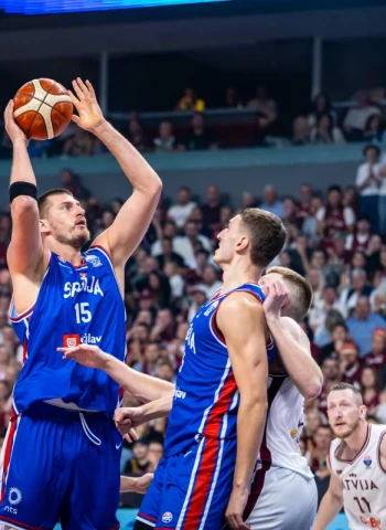 Jokic firma su récord con Serbia y sella el pase a octavos, 84-80