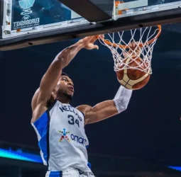 Giannis firma 37 puntos y Grecia vuela a los cuartos, 84-79