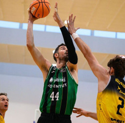 Marcelinho Huertas supera a Ricky Rubio en su reencuentro