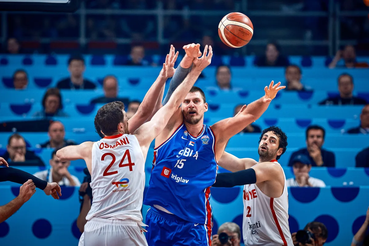 Türkiye confirma sus aspiraciones con un triunfo ante Serbia, 95-90