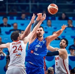 Türkiye confirma sus aspiraciones con un triunfo ante Serbia, 95-90