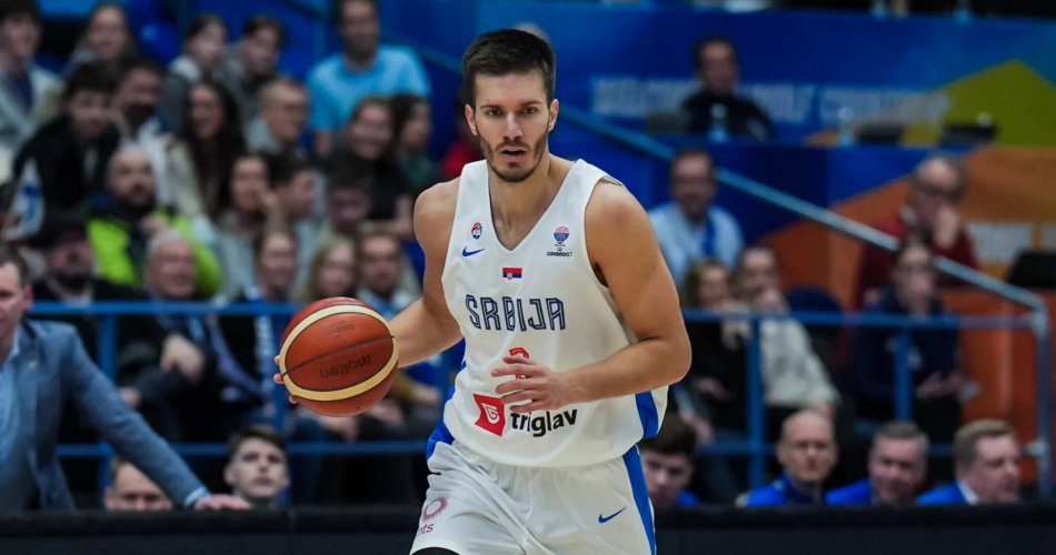 Petrusev, multado y bajo periodo de prueba, estará disponible ante Letonia