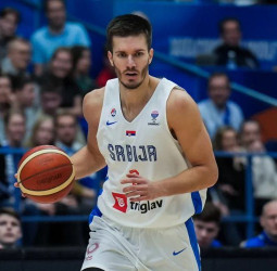 Petrusev, multado y bajo periodo de prueba, estará disponible ante Letonia