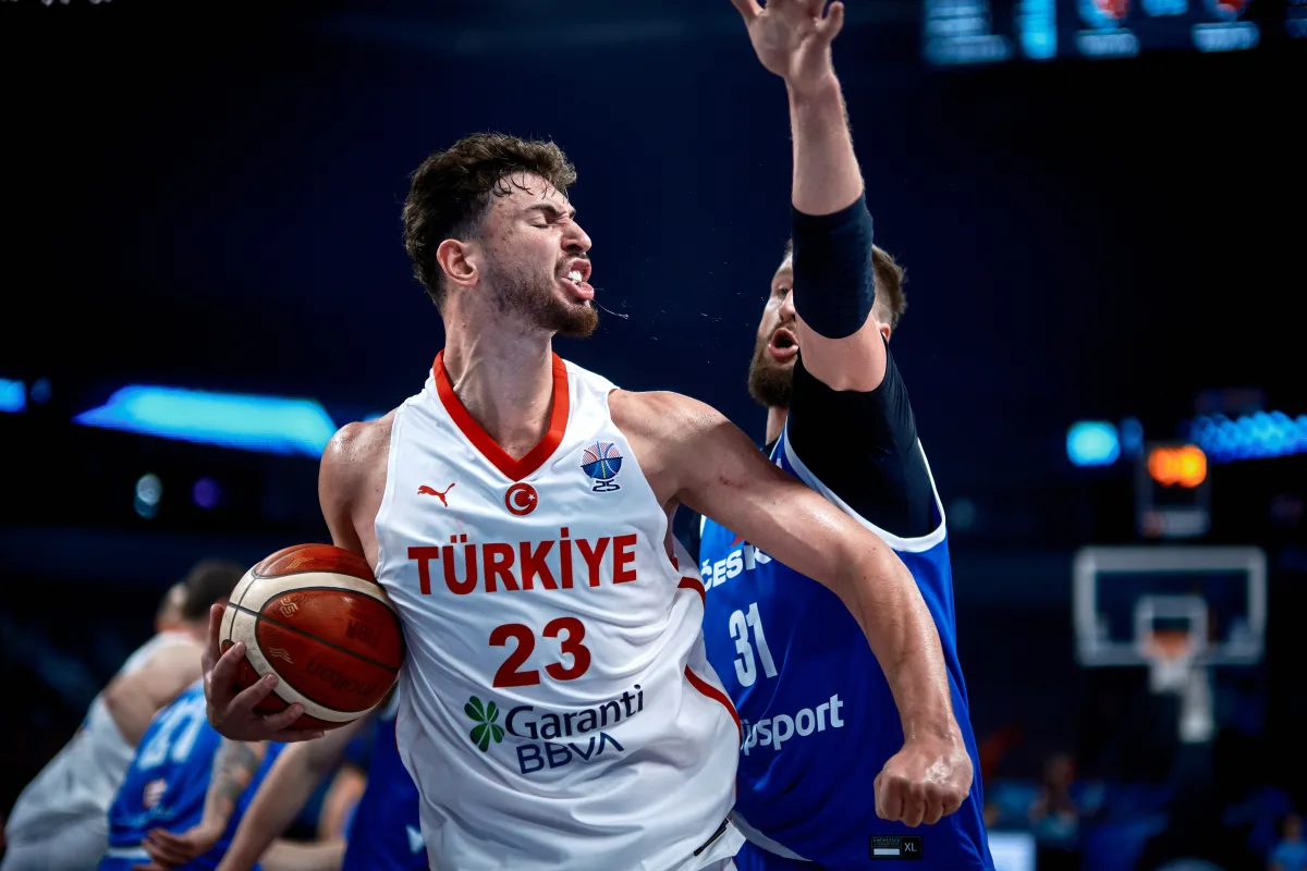 Sengun roza el triple-doble y guía a Turquía, 92-78