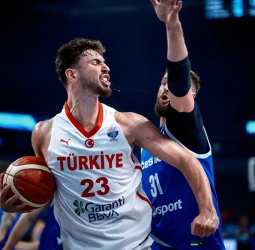 Sengun roza el triple-doble y guía a Turquía, 92-78