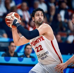 Sengun brilla y Turquía sella el pase a octavos, 95-54