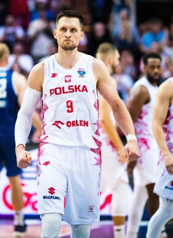 Polonia resiste la remontada islandesa y sella el pase a octavos, 84-75