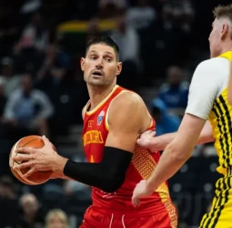 Vucevic lidera a Montenegro y mantiene vivas las opciones de octavos, 87-81