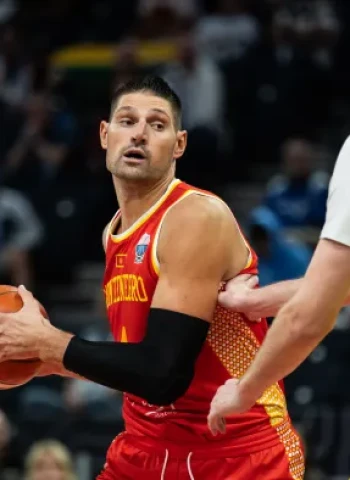 Vucevic lidera a Montenegro y mantiene vivas las opciones de octavos, 87-81