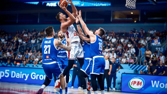 Serbia impone su poderío interior y deja fuera a Chequia, 82-60