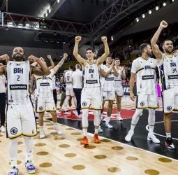 Bosnia y Herzegovina rompe una espera de 32 años y estará en los octavos del EuroBasket, 84-76