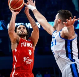 Türkiye firma su cuarto triunfo en un EuroBasket por primera vez desde 2009, 84-64