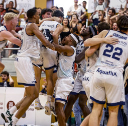 Un triple desde media pista da el primer triunfo al BAXI Manresa (81-78)