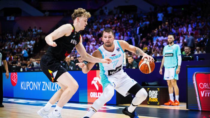 Doncic firma un triple-doble y da a Eslovenia su primer triunfo, 86-69